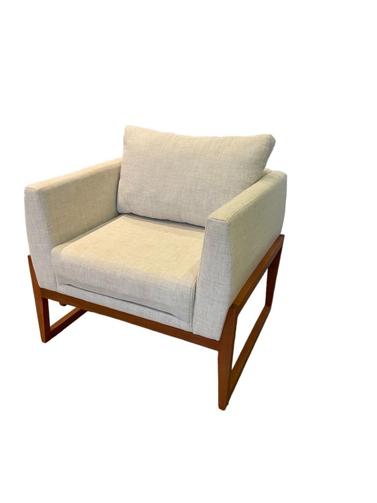 Poltrona Dayse Linho - Base Madeira